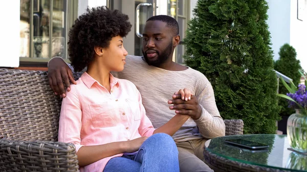 Pareja Afroamericana Mirándose Cafetería Aire Libre Relación Amorosa — Foto de Stock