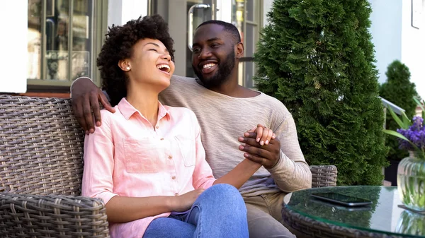 Щаслива Афро Американська Пара Насолоджується Романтичним Побаченням Сидячи Кафе Відносини — стокове фото