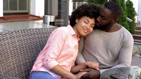 Kärleksfull Afro American Par Romantisk Dag Café Nygifta Hålla Händerna — Stockfoto
