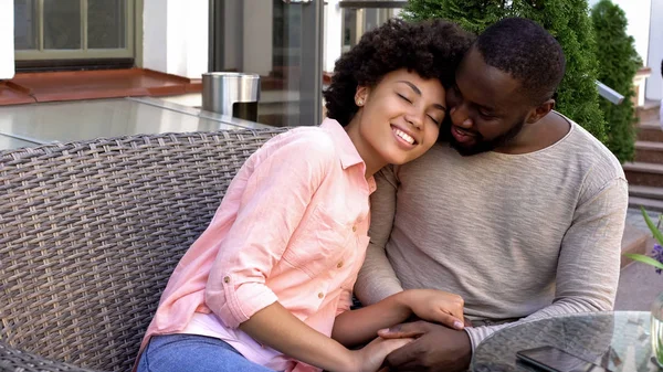 African American Par Romantiska Dag Café Nygifta Hålla Händerna — Stockfoto