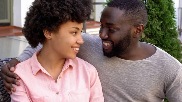 Jeunes Mariés Regardant Avec Amour Détente Extérieur Maison Rendez Vous — Photo