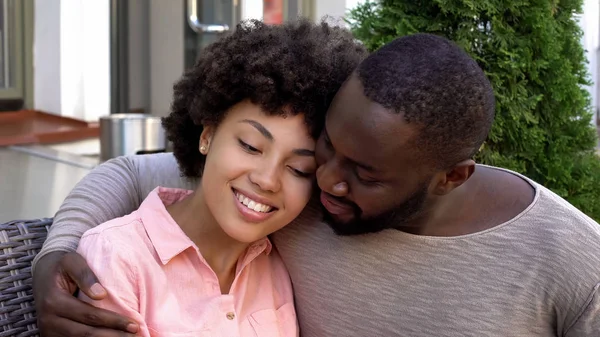 Feliz Abrazo Masculino Femenino Cita Romántica Jardín Cafetería Relaciones Tiernas —  Fotos de Stock