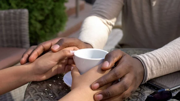 アフリカ人のガール フレンドの手を取り合って愛式のカフェでロマンチックなデート — ストック写真