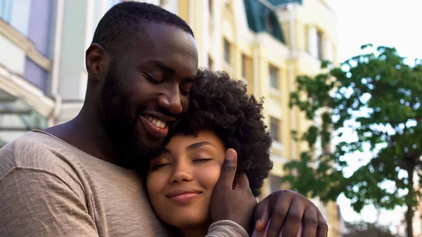 Uśmiechający Się Afryki Człowiek Przytulanie Dziewczyna Loving Para Odkryty Romantyczną — Zdjęcie stockowe