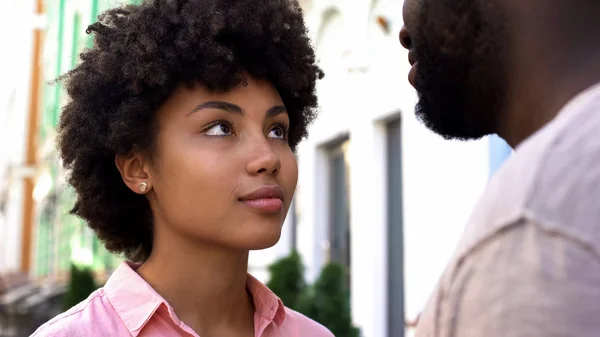 Mujer Mirando Tiernamente Marido Reunión Después Mucho Tiempo Relación — Foto de Stock