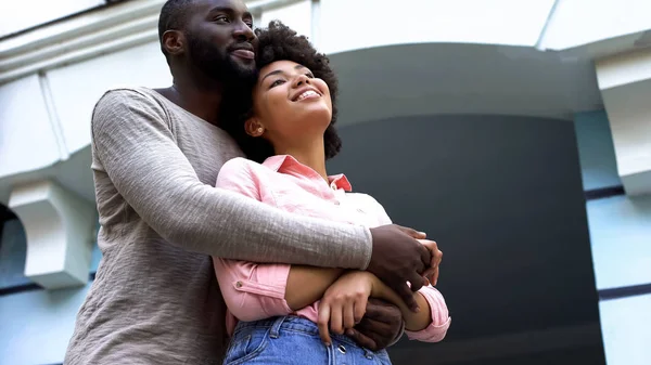 Frischvermählte Umarmen Sich Auf Flitterwochen Beziehungsglück Zuneigung Und Liebe — Stockfoto