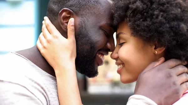 Boldog Pár Nuzzling Romantikus Pillanatokat Kapcsolat Összetartozás Szerelem Szeretet — Stock Fotó
