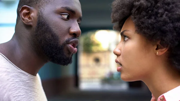 Joven Pareja Afroamericana Discutiendo Aire Libre Malentendido Cónyuge Celoso — Foto de Stock