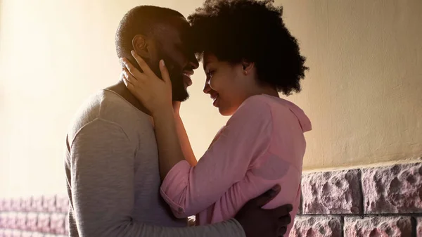 Afrikansk Par Som Klemmer Nyter Stevnemøtet Utendørs Første Følelser Hengivenhet – stockfoto