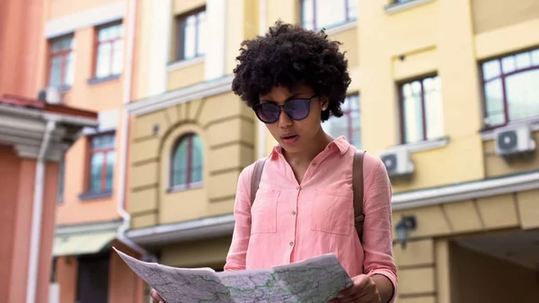 Piuttosto Femminile Mappa Ricerca Turistica Alla Ricerca Luoghi Turistici Della — Foto Stock