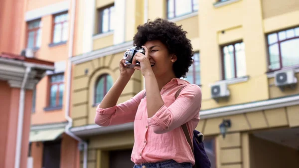 Ragazza Felice Scattare Foto Studentessa Che Viaggia Vacanza Visite Turistiche — Foto Stock