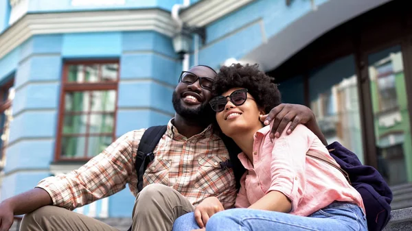 Afro Amerykański Student Para Przytulanie Siedząc Schodach Budynku Uniwersytetu — Zdjęcie stockowe