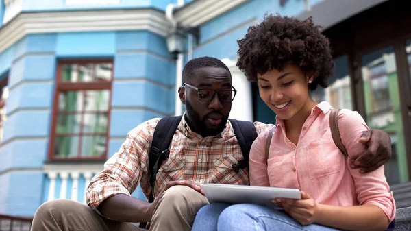 Par Med Travel Guide Program Tablett Utbildningsprogram För Studenter — Stockfoto