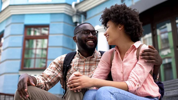 一緒に楽しみ リビング階段 都市の日の屋外を持っているアフリカ系アメリカ人のカップル — ストック写真