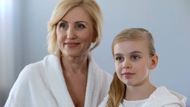 Güzel yaşlı büyükanne ve torunu ayna üretimi arıyorsunuz