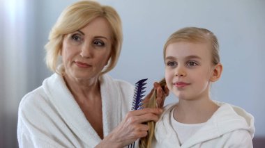 Büyükanne torunu İlköğretim Okulu mezuniyet için hazırlanıyor