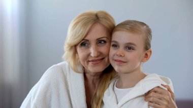 Çekici yaşlı kadın küçük torunu, sarılma zamanı ile aile sevgisi