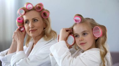Olgun Bayan ve küçük kız saç birlikte sabah, güzellik ve saç modeli