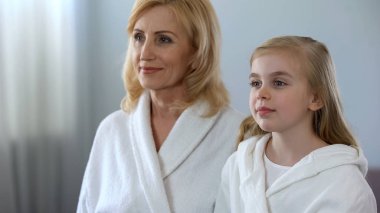 Güzel Büyükanne ve torunu banyo, Cilt Bakımı aynaya bakarak