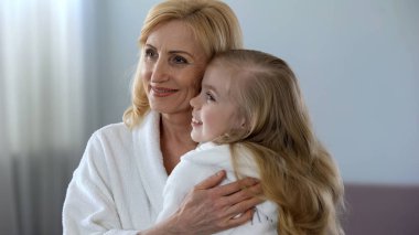 Sevimli sarışın kadın çocuk güzel büyükannesi sabah, sarılma Bakımı