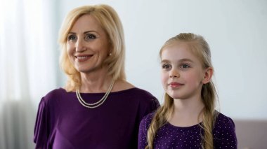 Büyükanne ve sevimli küçük torunu ile parlak makyaj, parti için hazır