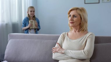 Sevimli küçük torunu büyükannesi hediye, mutlu ile şaşırtıcı anneler günü