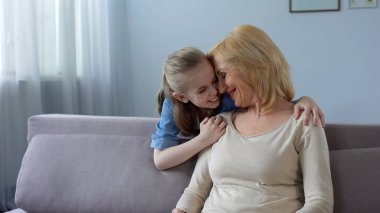 Büyükanne için hediye vermek ve onu aile sarılma şirin torunu seviyorum