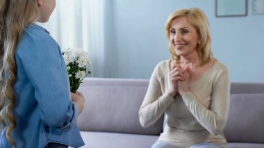 Küçük kız sürprizler Büyükanne chamomiles, samimi duygular buket