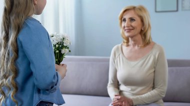 Güzel küçük bir kız chamomiles büyükannesi bakım için tatil buket hediye