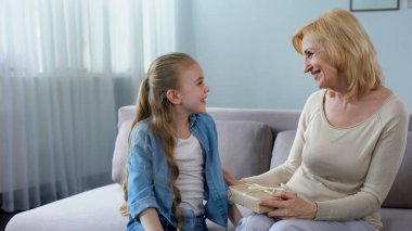 Küçük kız hediye Büyükanne için vermek Doğum günü, yıldönümü, tebrikler için