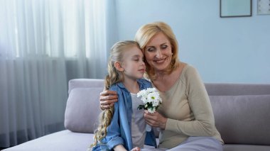 Büyükanne sarılma torunu ve ona hediye takdir zaman birlikte