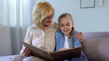 Sarışın torun masal okuma büyükannesi evde, beraberlik ile