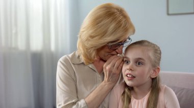 Büyükanne torunu kadın konuşmaları için en büyük sırrını fısıldıyor