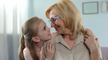 Güzel sarışın torunum büyükannesi sevgi, bakım, destek ile sarılma