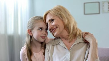 Liseli kızlar sarılma büyükanne ve gülümseyen, sevgi ve aile içinde bakım