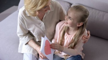 El yapımı tebrik kartı gösteren neşeli kadın torunu onun Büyükanne, mevcut