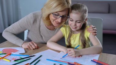 Torunu ile vakit geçirmek ve resim, Aile öğretim Büyükanne