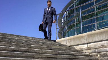 Erkek işadamı sırt ağrısı, sahip iş, radiküler ağrı için gidiş disk kaydı