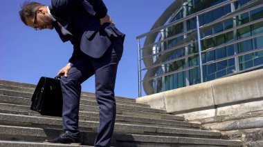 Sırt ağrısı, sedanter yaşam tarzı, spinal disk herniasyonu hissediyorum ofis çalışanı