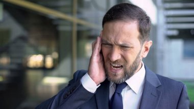 Ofis çalışanı olan güçlü migren, baş ağrısı bozukluğu, iş anksiyete, stres