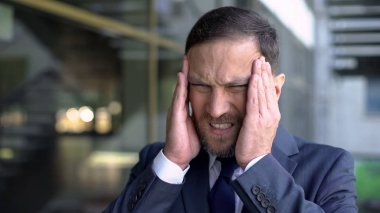 Erkek çalışan duygu baş ağrısı, Masaj tapınaklar, şehir gürültüsünden, kriz vurguladı