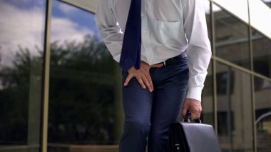 Orta yaşlı Yöneticisi güçlü ağrı, prostatit, erkek genital hastalık hissediyorum