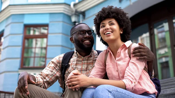 愛する男性と女性が一緒に楽しみ リビング階段 都市日屋外 — ストック写真