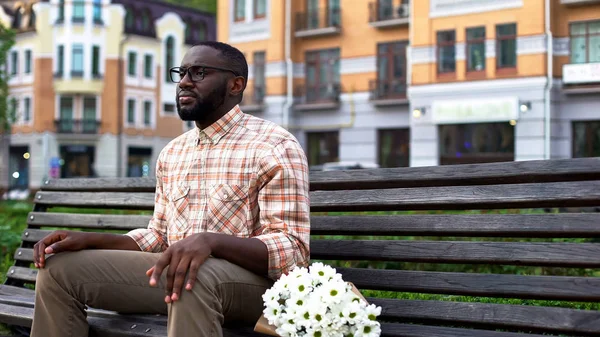 Trieste Man Zenuwachtig Meisje Zittend Bankje Met Bloemen Blind Datum — Stockfoto