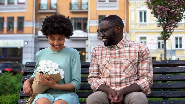 Black Male Giving Flowers Bouquet Woman Sitting Bench First Awkward — Stock Photo, Image