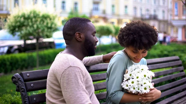 Menina Africana Bonita Sentindo Feliz Com Flores Data Abraço Casal — Fotografia de Stock
