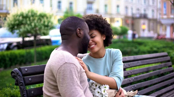 一緒に夏の日を楽しんで ベンチに聞き入ったアフリカ系アメリカ人の愛するカップル — ストック写真