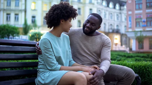 Junges Afrikanisches Paar Kuschelt Bei Sonnenuntergang Auf Bank Date Stadtpark — Stockfoto