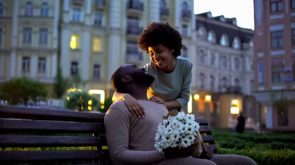 Kvinnan Kramar Pojkvän Ser Med Kärlek Innehav Blommor Romantisk Datum — Stockfoto