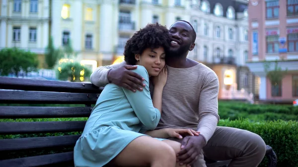 Feliz Casal Africano Abraçando Banco Pôr Sol Data Parque Cidade — Fotografia de Stock